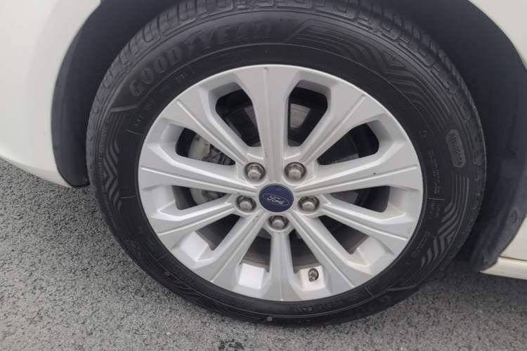 Used Ford Escort 2017 Happiness Edition 1.5L Automatic Fashion Version Left Front Wheel Hub