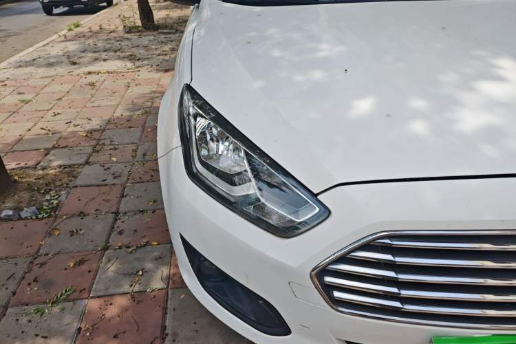 Used Ford Escort 2017 Revised Version 1.5L Manual Comfort Edition Right Front Headlight