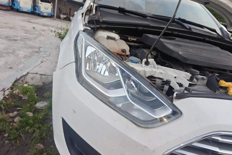 Used Ford Escort 2017 Revised Version 1.5L Manual Comfort Edition Right Front Headlight