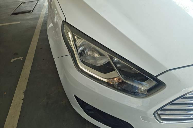Used Ford Escort 2017 Happiness Edition 1.5L Automatic Fashion Version Right Front Headlight