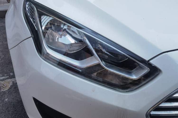 Used Ford Escort 2017 1.5L Automatic Comfort Model Right Front Headlight