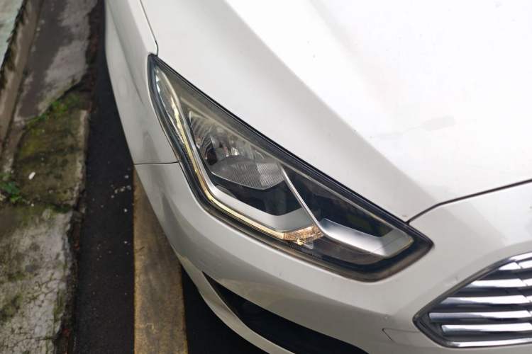 Used Ford Escort 2017 Happiness Edition 1.5L Automatic Fashion Version Right Front Headlight
