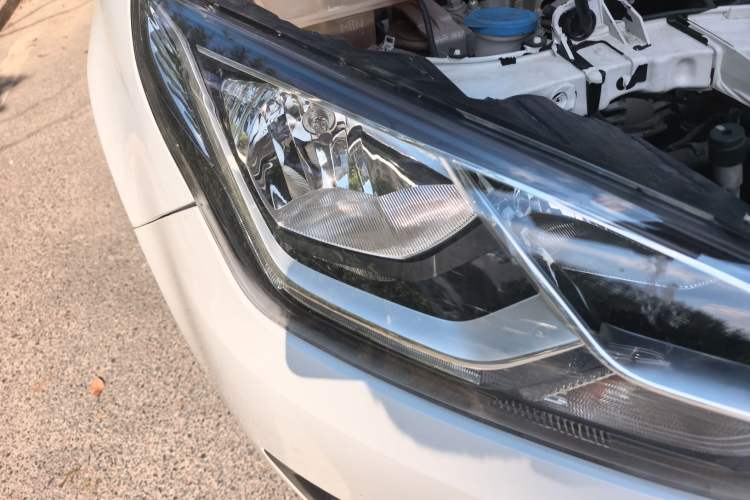 Used Ford Escort 2017 Happiness Edition 1.5L Automatic Fashion Version Right Front Headlight