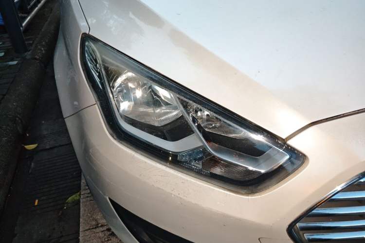 Used Ford Escort 2017 Revised Version 1.5L Manual Comfort Edition Right Front Headlight