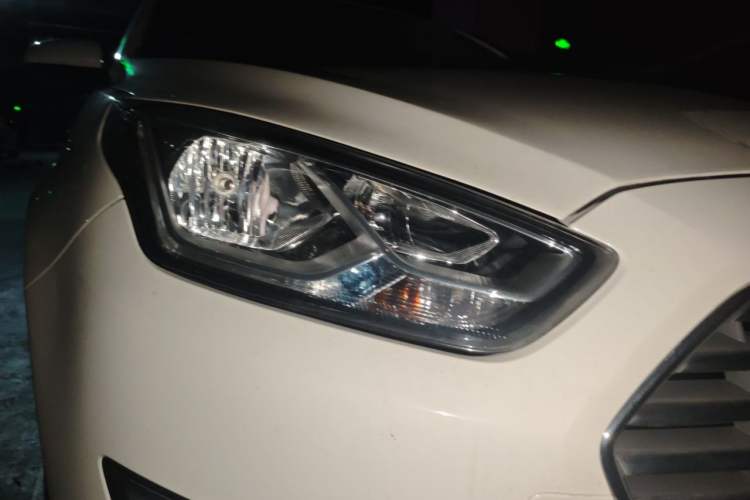 Used Ford Escort 2017 Happiness Edition 1.5L Automatic Fashion Version Right Front Headlight