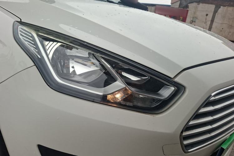 Used Ford Escort 2017 Revised Version 1.5L Manual Comfort Edition Right Front Headlight