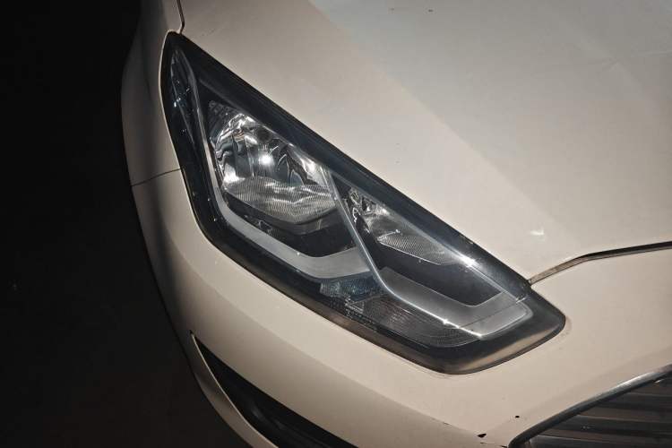 Used Ford Escort 2017 Revised Version 1.5L Manual Comfort Edition Right Front Headlight