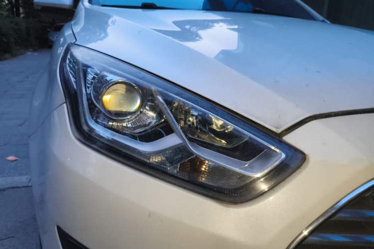 Used Ford Escort 2017 Happiness Edition 1.5L Automatic Fashion Version Right Front Headlight