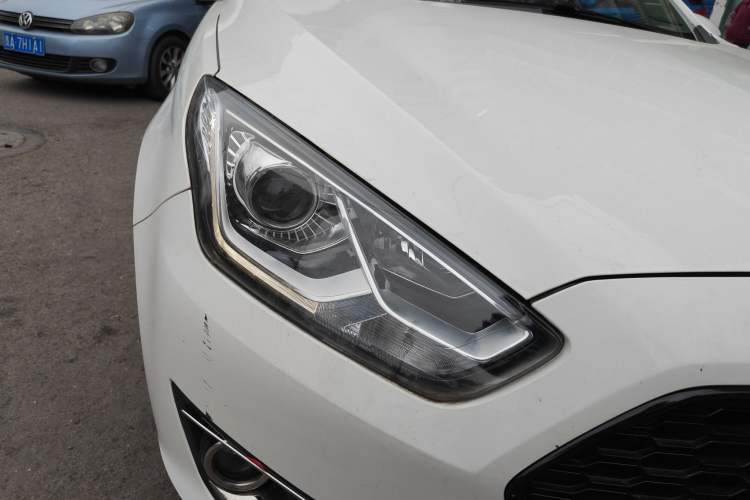 Used Ford Escort 2017 Happiness Edition 1.5L Automatic Fashion Version Right Front Headlight
