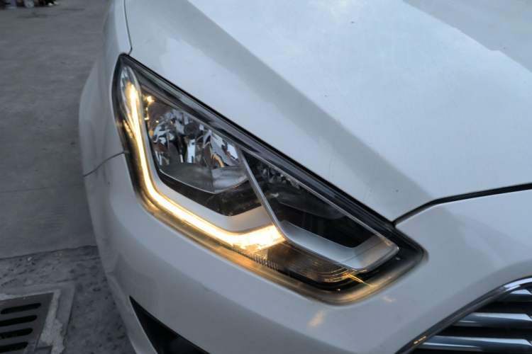 Used Ford Escort 2017 Happiness Edition 1.5L Automatic Fashion Version Right Front Headlight