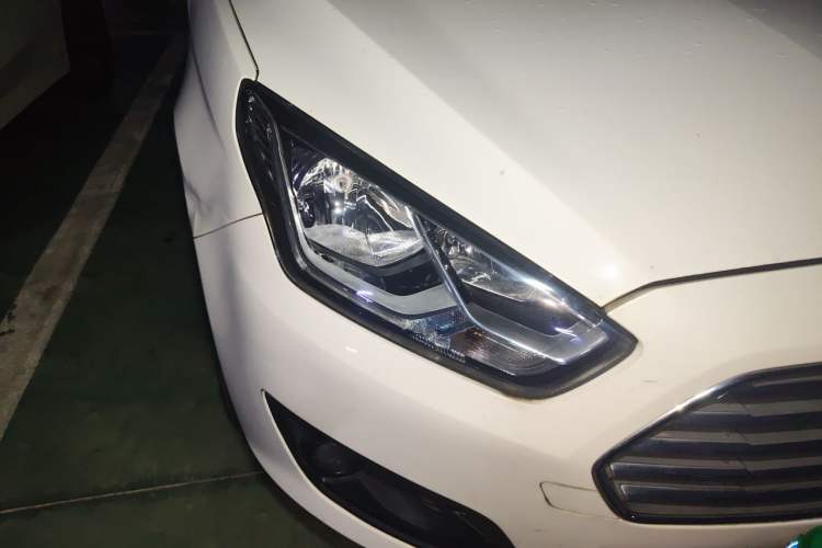 Used Ford Escort 2017 Happiness Edition 1.5L Automatic Fashion Version Right Front Headlight