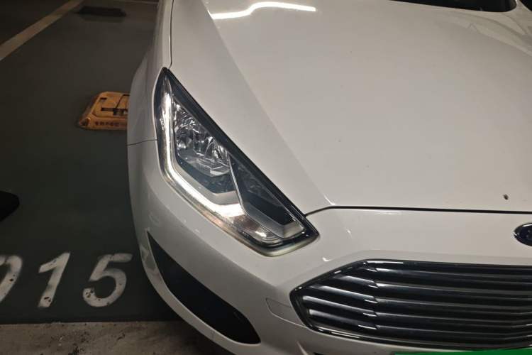 Used Ford Escort 2017 Happiness Edition 1.5L Automatic Fashion Version Right Front Headlight