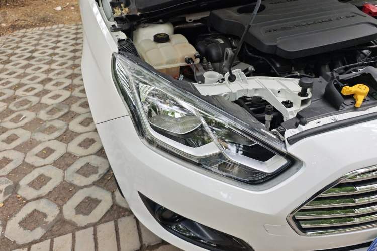 Used Ford Escort 2017 1.5L Automatic Comfort Model Right Front Headlight