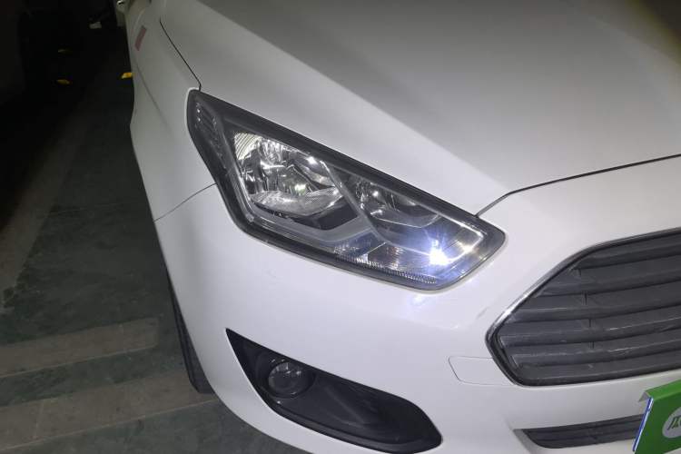 Used Ford Escort 2017 Happiness Edition 1.5L Automatic Fashion Version Right Front Headlight