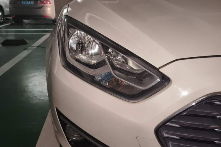 Used Ford Escort 2017 Revised Version 1.5L Automatic Comfort Edition Right Front Headlight