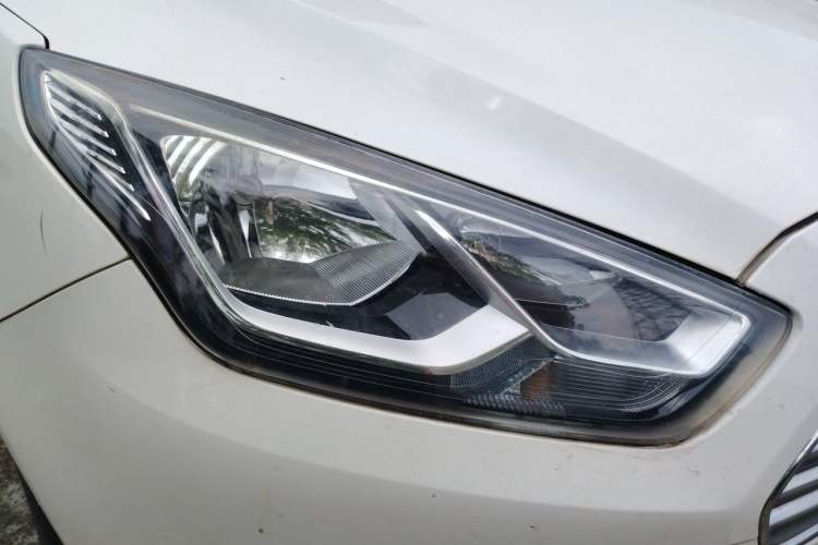 Used Ford Escort 2017 Revised Version 1.5L Manual Comfort Edition Right Front Headlight