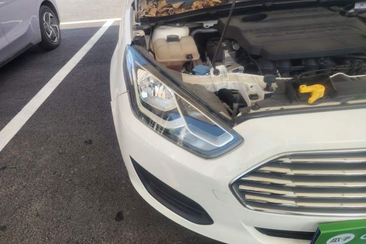 Used Ford Escort 2017 Revised Version 1.5L Automatic Comfort Edition Right Front Headlight
