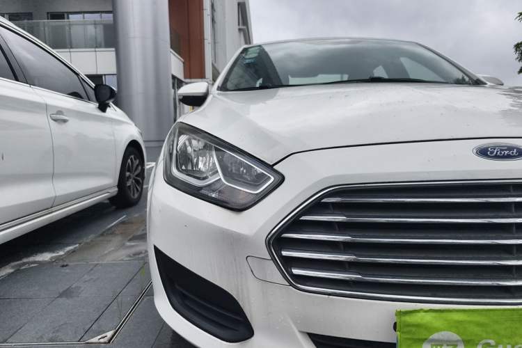 Used Ford Escort 2017 Revised Version 1.5L Automatic Comfort Edition Right Front Headlight