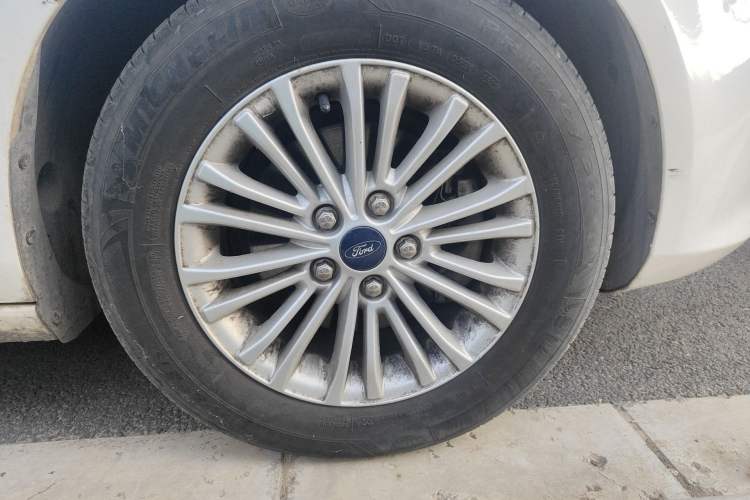 Used Ford Escort 2017 1.5L Manual Comfort Model Right Front Wheel Hub