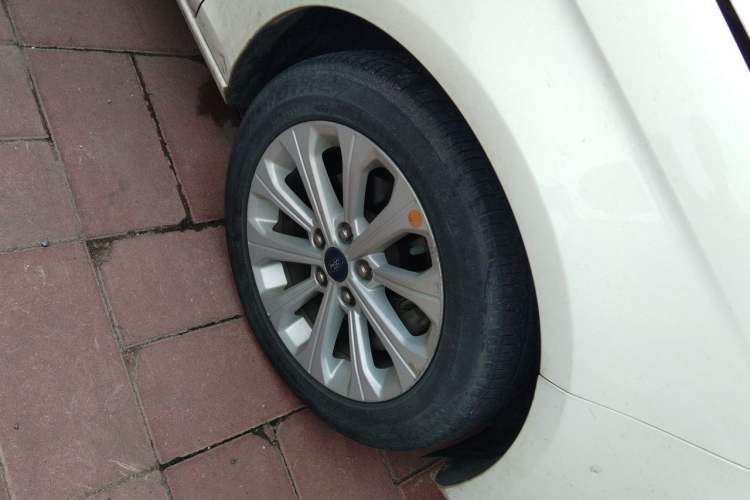 Used Ford Escort 2017 Happiness Edition 1.5L Automatic Fashion Version Right Front Wheel Hub