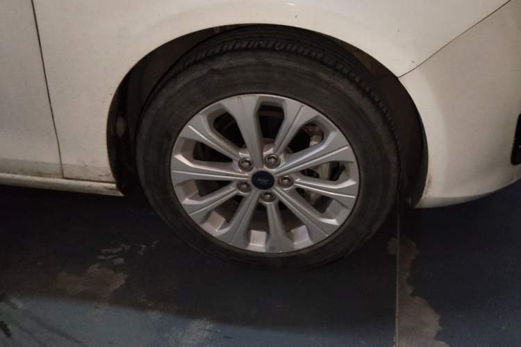 Used Ford Escort 2017 Happiness Edition 1.5L Automatic Fashion Version Right Front Wheel Hub