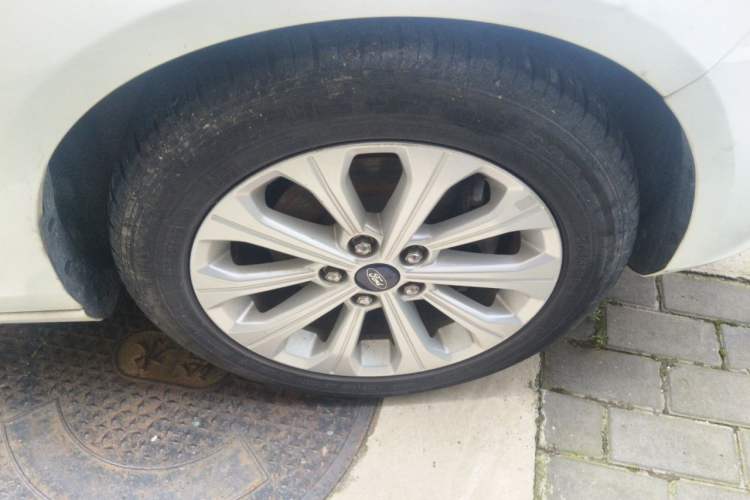 Used Ford Escort 2017 Happiness Edition 1.5L Automatic Fashion Version Right Front Wheel Hub