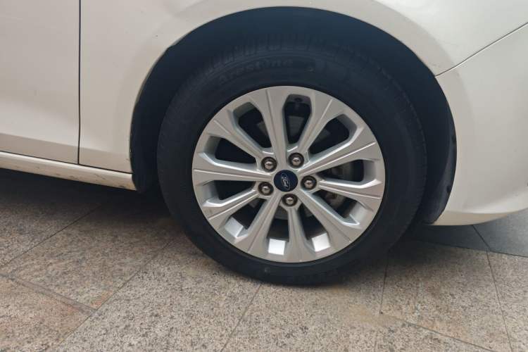 Used Ford Escort 2017 Happiness Edition 1.5L Automatic Fashion Version Right Front Wheel Hub