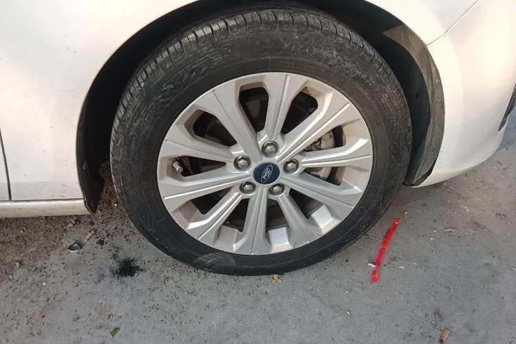 Used Ford Escort 2017 Happiness Edition 1.5L Automatic Fashion Version Right Front Wheel Hub