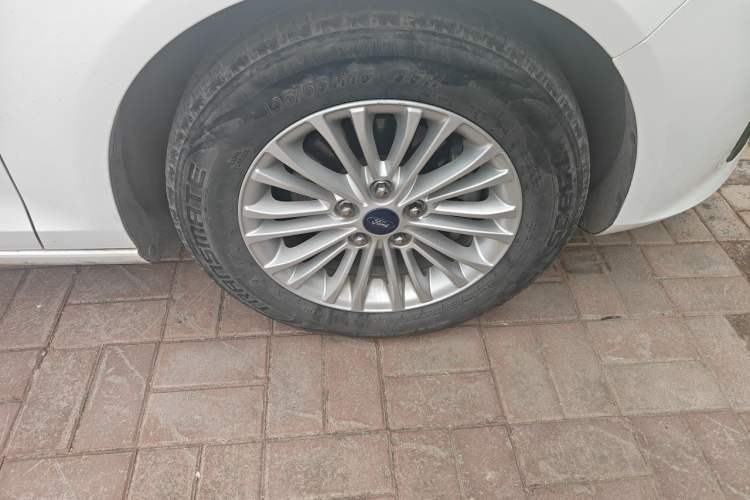 Used Ford Escort 2017 1.5L Manual Comfort Model Right Front Wheel Hub