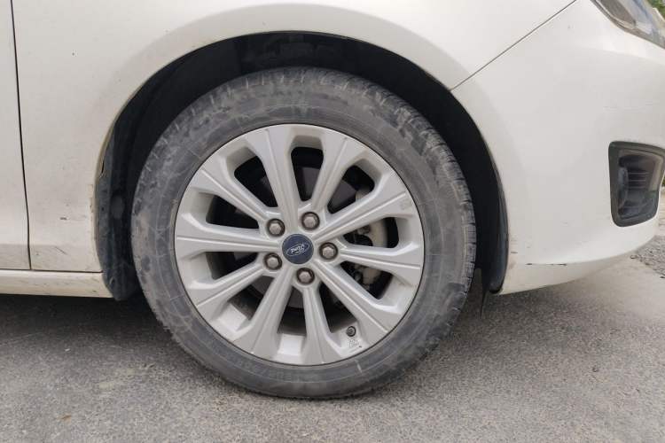 Used Ford Escort 2017 Happiness Edition 1.5L Automatic Fashion Version Right Front Wheel Hub