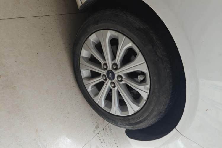 Used Ford Escort 2017 Happiness Edition 1.5L Automatic Fashion Version Right Front Wheel Hub