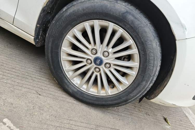 Used Ford Escort 2017 1.5L Manual Comfort Model Right Front Wheel Hub