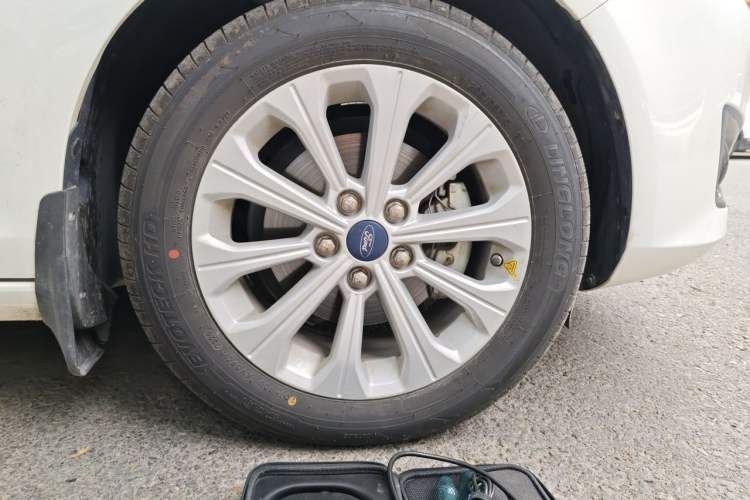 Used Ford Escort 2017 Happiness Edition 1.5L Automatic Fashion Version Right Front Wheel Hub