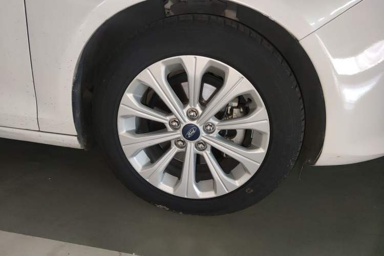 Used Ford Escort 2017 Happiness Edition 1.5L Automatic Fashion Version Right Front Wheel Hub