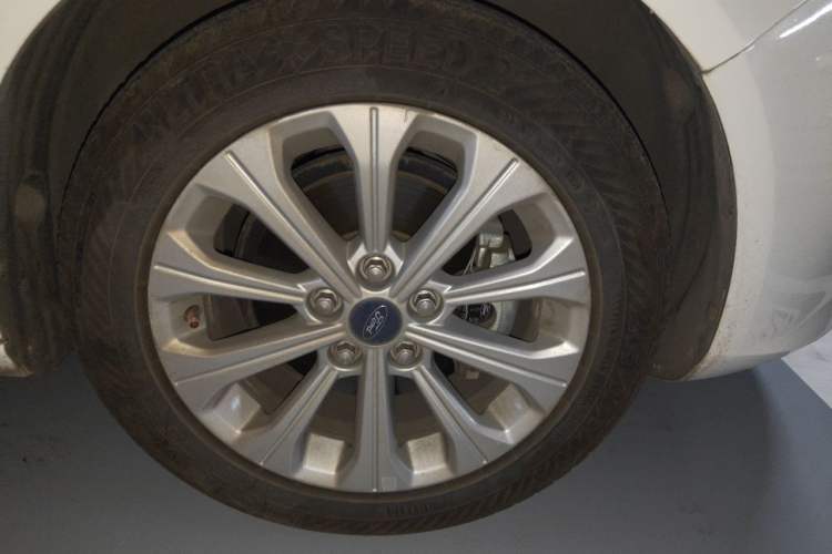 Used Ford Escort 2017 Happiness Edition 1.5L Automatic Fashion Version Right Front Wheel Hub
