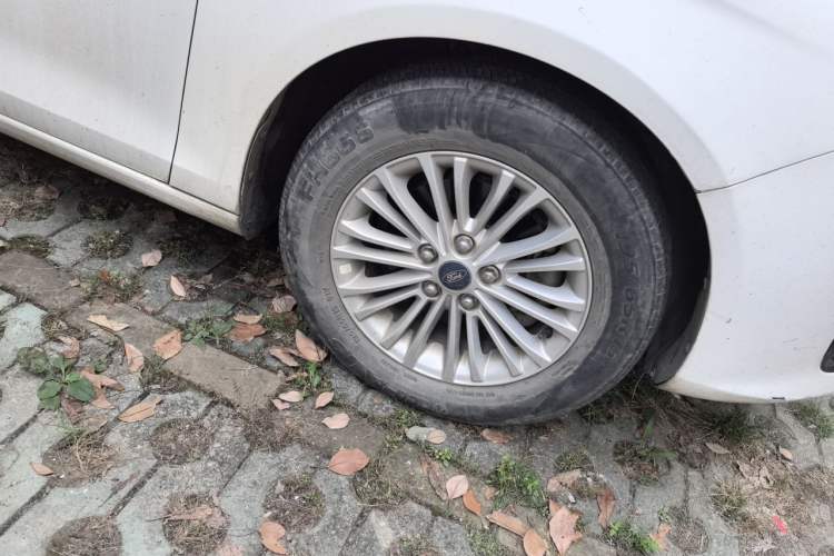 Used Ford Escort 2017 1.5L Manual Comfort Model Right Front Wheel Hub