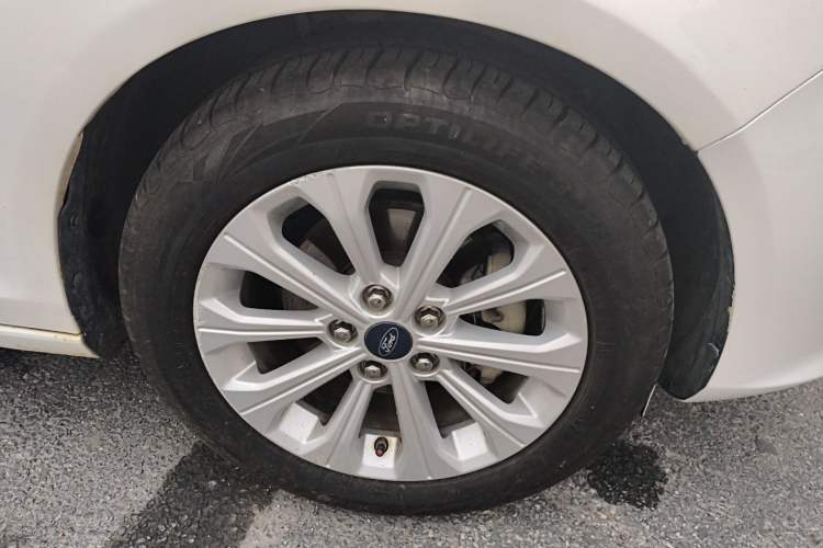 Used Ford Escort 2017 Happiness Edition 1.5L Automatic Fashion Version Right Front Wheel Hub