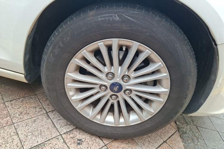 Used Ford Escort 2017 Revised Version 1.5L Automatic Comfort Edition Right Front Wheel Hub
