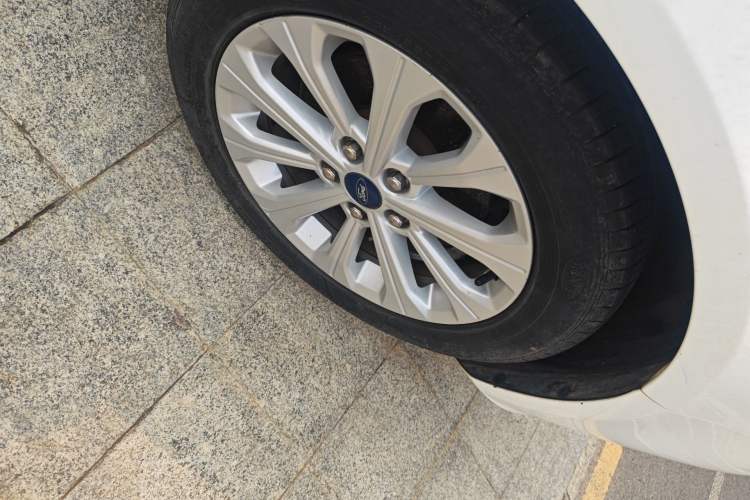 Used Ford Escort 2017 Happiness Edition 1.5L Automatic Fashion Version Right Front Wheel Hub