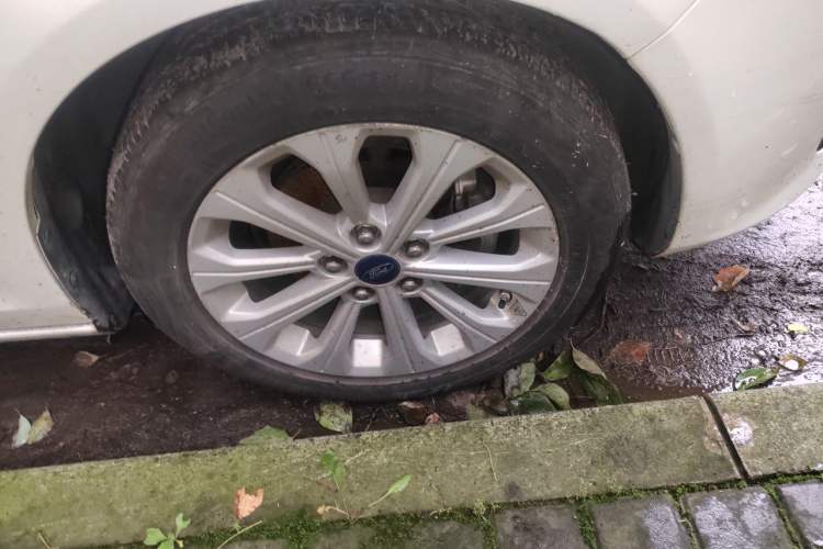 Used Ford Escort 2017 Happiness Edition 1.5L Automatic Fashion Version Right Front Wheel Hub