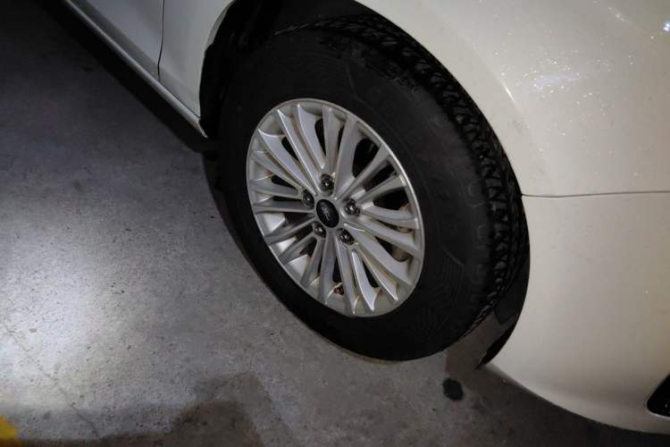 Used Ford Escort 2017 1.5L Automatic Comfort Model Right Front Wheel Hub