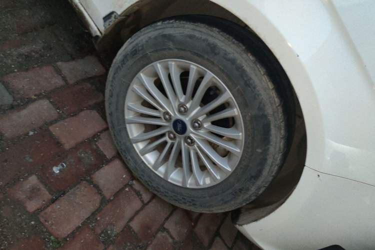 Used Ford Escort 2017 1.5L Manual Comfort Model Right Front Wheel Hub