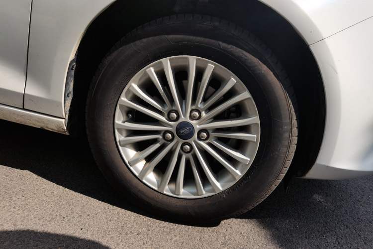 Used Ford Escort 2017 Revised Version 1.5L Automatic Comfort Edition Right Front Wheel Hub