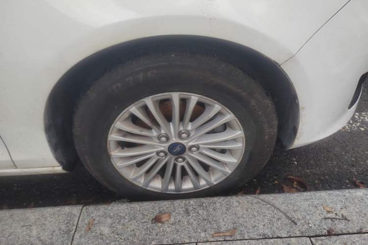 Used Ford Escort 2017 1.5L Automatic Comfort Model Right Front Wheel Hub