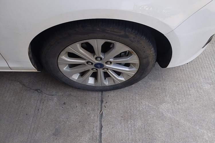 Used Ford Escort 2017 Happiness Edition 1.5L Automatic Fashion Version Right Front Wheel Hub