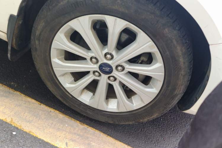 Used Ford Escort 2017 Happiness Edition 1.5L Automatic Fashion Version Right Front Wheel Hub