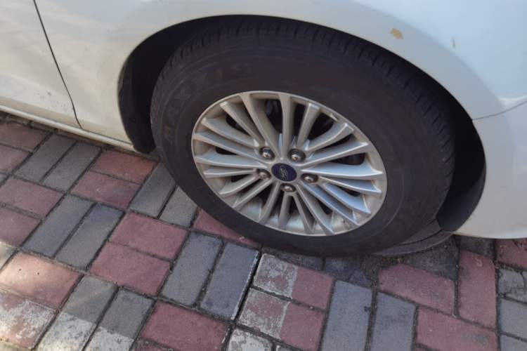Used Ford Escort 2017 1.5L Automatic Comfort Model Right Front Wheel Hub