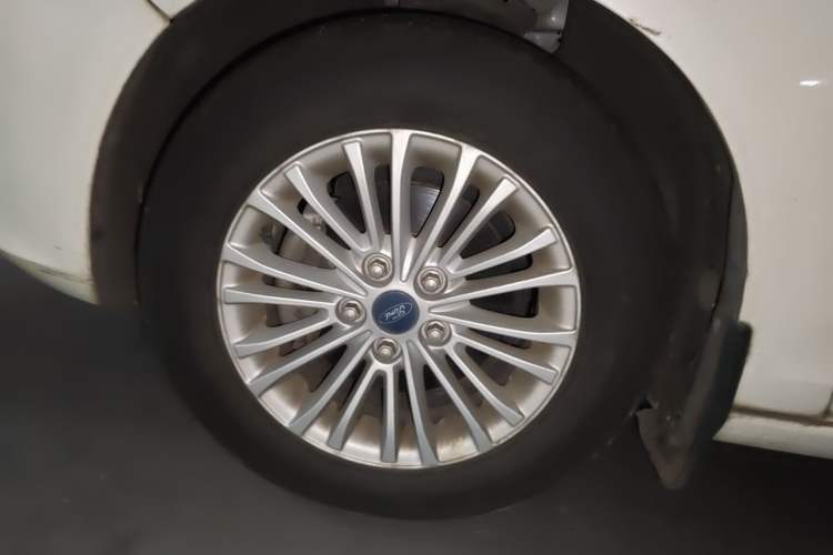 Used Ford Escort 2017 1.5L Manual Comfort Model Right Front Wheel Hub