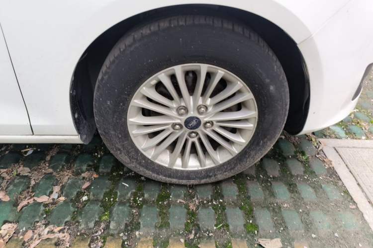 Used Ford Escort 2017 1.5L Manual Comfort Model Right Front Wheel Hub