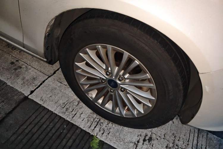 Used Ford Escort 2017 Revised Version 1.5L Manual Comfort Edition Right Front Wheel Hub